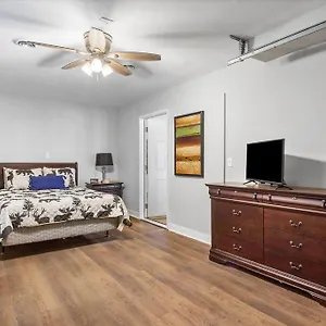Holiday home Modern Comforts, Classic Charm: Neighborhood Gem, Richmond